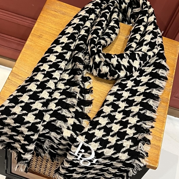 Dior cashmere houndstooth scarf - Picture 1 of 8